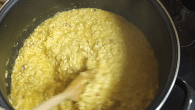 Yellow Rissotto Saffron yellow risotto. Creamy Saffron Risotto alla Milanese. - Cooking ...